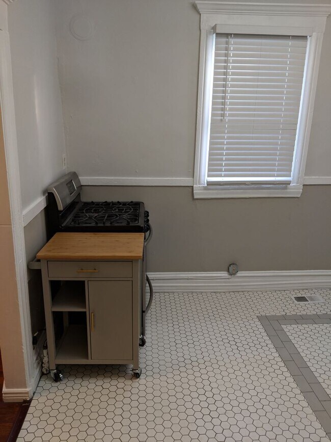 Building Photo - Beautiful Home!  Perfect combo of old world charm with modern finishes & ammenities!