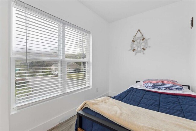 Building Photo - 1298 Gideons Dr SW