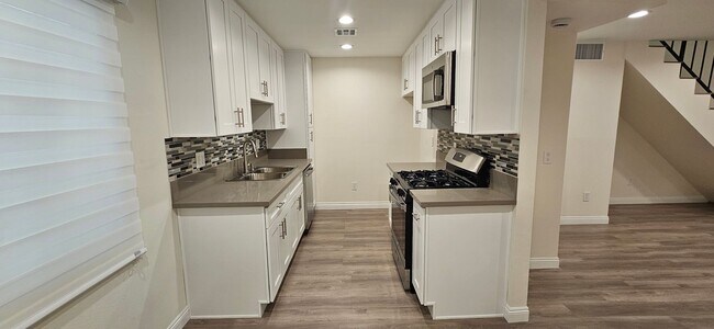 Building Photo - Beautifully Renovated Townhouse with Moder...