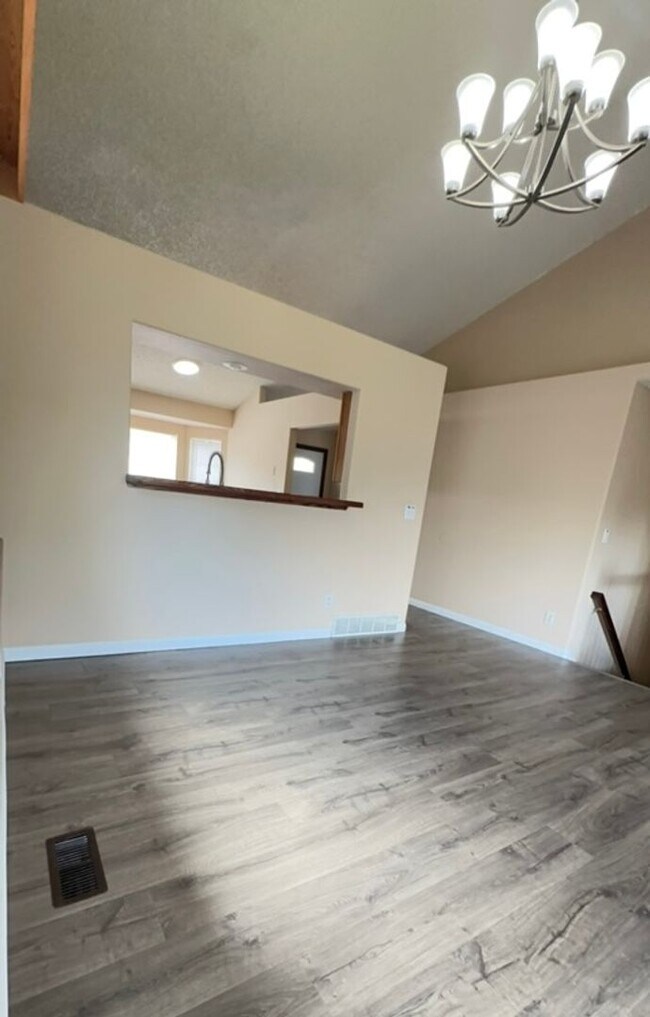 Building Photo - Spacious Antelope Meadows 5BD Home in Nort...