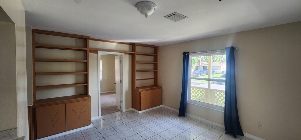 Building Photo - 303 Floral Dr