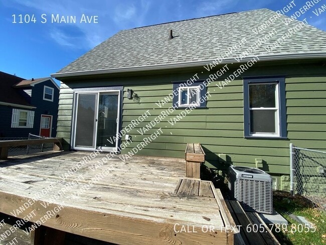 Building Photo - Charming 3 Bedroom House With Office & Fen...