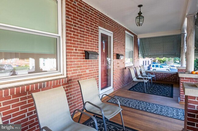 Building Photo - 910 E Bellevue Ave