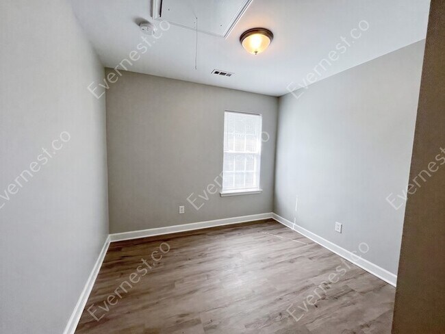 Building Photo - 4 Bed, 3 Bath Single Family Home with Garage Parking / Pet-Friendly / Vouchers Accepted / Availab...