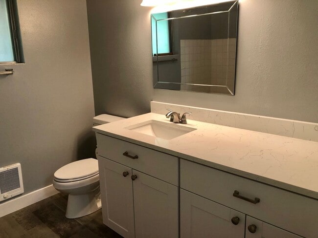 Building Photo - Charming 3 Bedroom in Cottage Lake