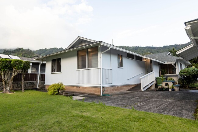 Building Photo - Well Maintained home in Manoa Valley, 3 bedrooms, 2 baths