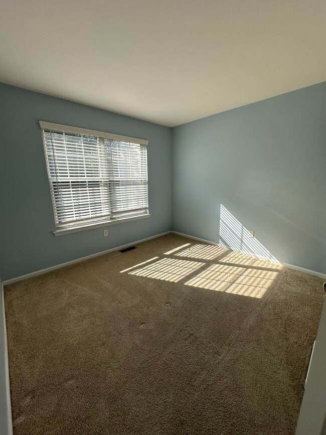 Building Photo - 3BR/2.5BA Townhome with garage