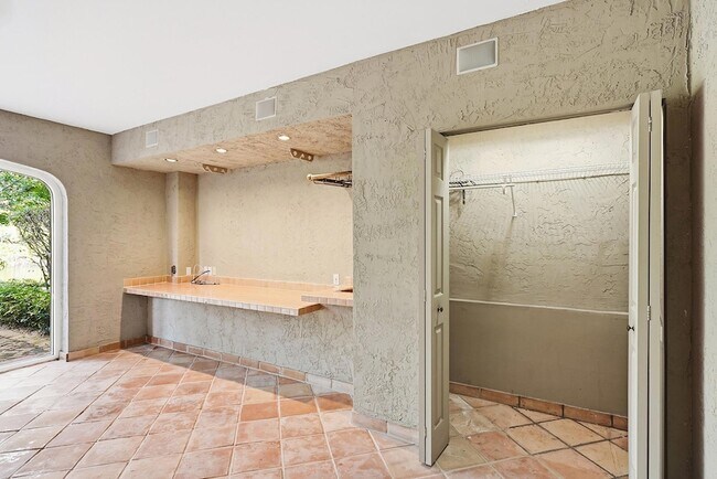 Building Photo - 6204 Paradise Point Dr