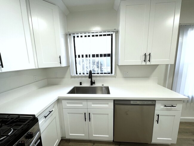 Building Photo - 4024 Lincoln Ave