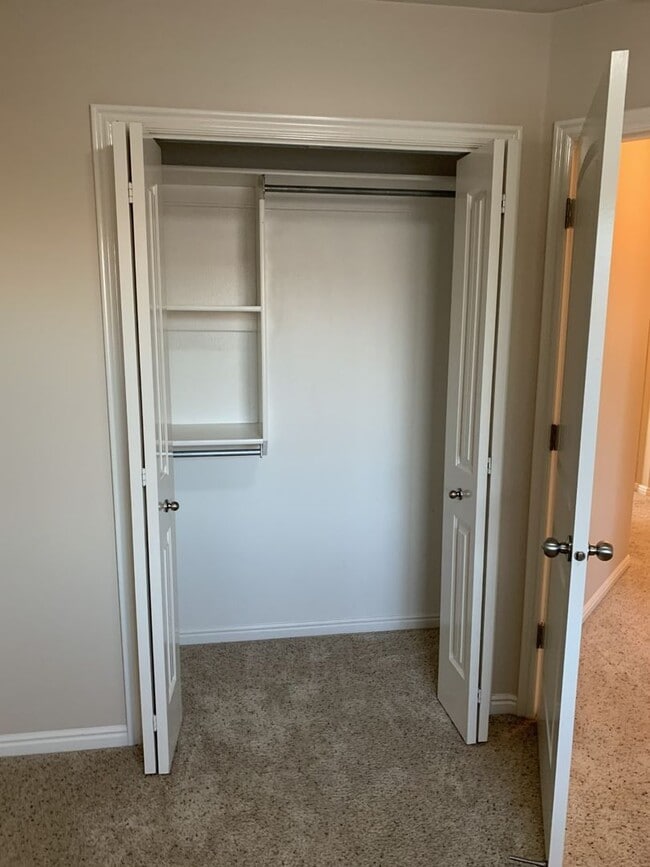 Building Photo - Skyhawk 3 bedroom 2.5 bath with a single c...