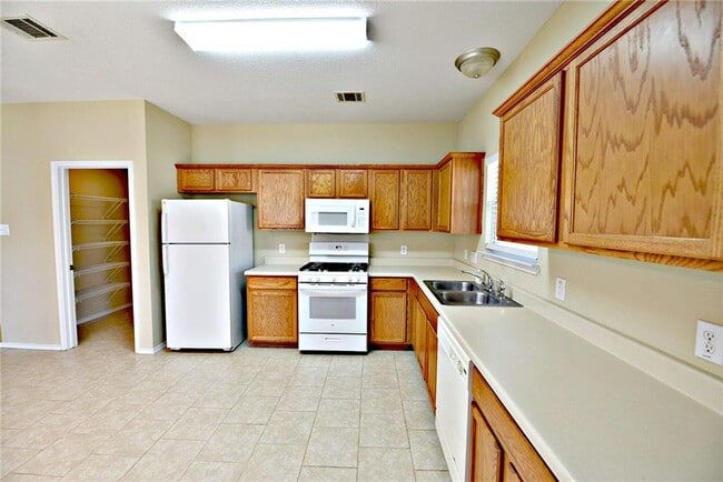 Building Photo - 1110 Henderson Dr