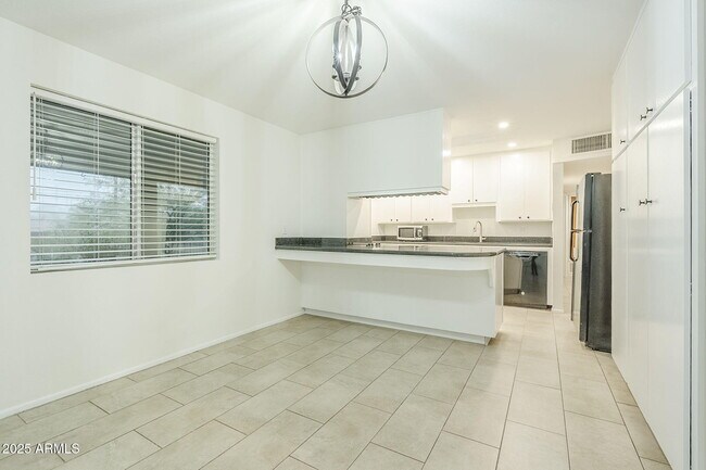 Building Photo - 125 E Papago Dr