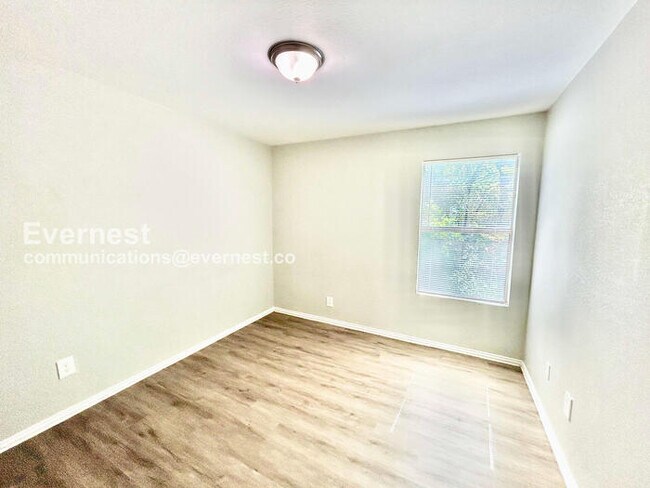 Building Photo - 152 Creek Cove Dr