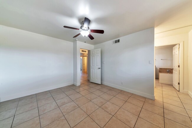 Building Photo - 1735 E La Jolla Dr