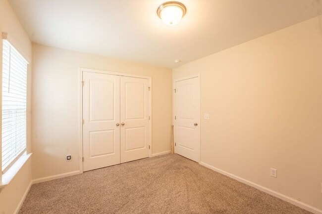 Building Photo - 257 Cromer St