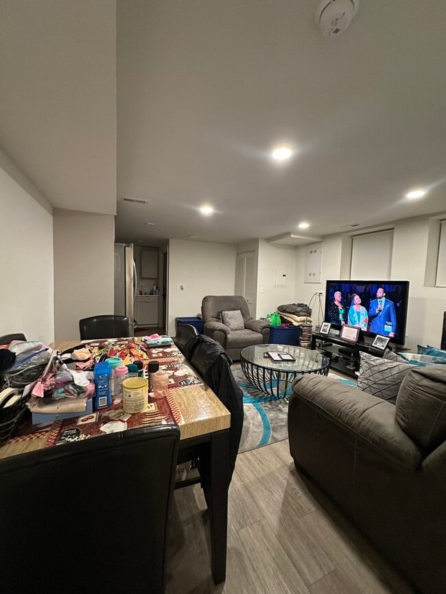 Building Photo - 2329 W Monroe St