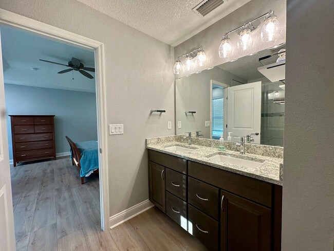 Building Photo - Serene Cul De Sac Home with Gorgeous Views!