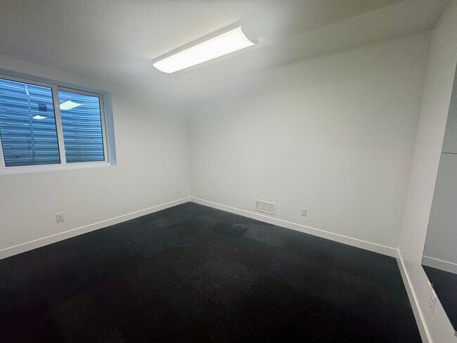 Building Photo - ** SECURITY DEPOSIT SPECIAL** 5 bedroom 3 bath in SW Lincoln