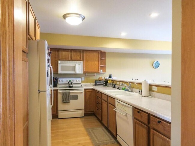 Building Photo - Large 3bedroom/2.5 bath Iowa City Townhouse