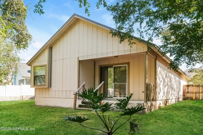 Building Photo - 2532 Townsquare Dr