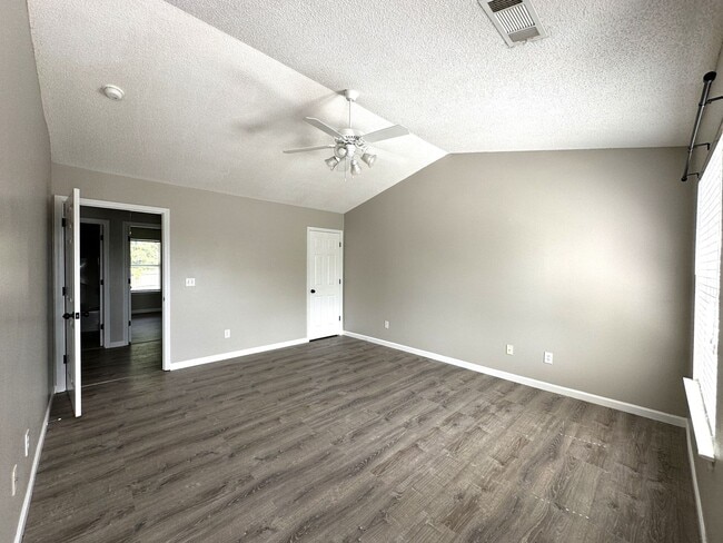 Building Photo - 5 Bedroom, 3 Bath Home Priced to Rent!