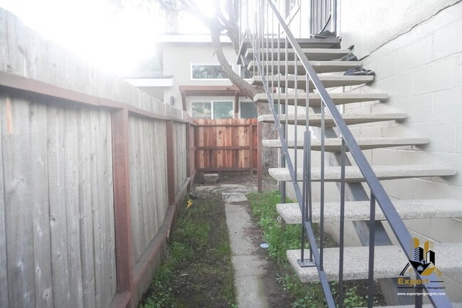 Building Photo - 125 B St