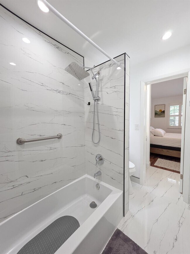Building Photo - Northeast 15th Avenue, Fort Lauderdale, FL 33305 - 2 BR 1.5 BA townhouse