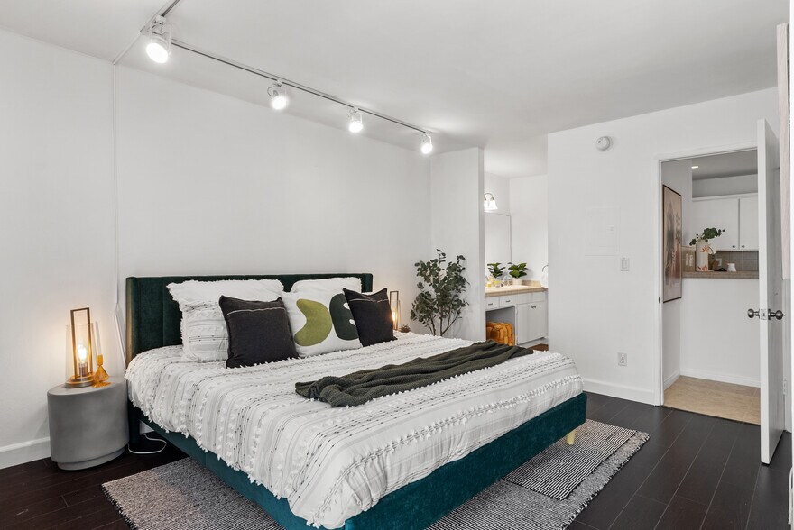 Building Photo - 1885 Veteran Ave