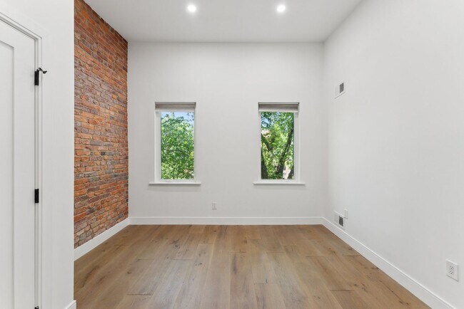 Building Photo - Capital Hill Rowhome