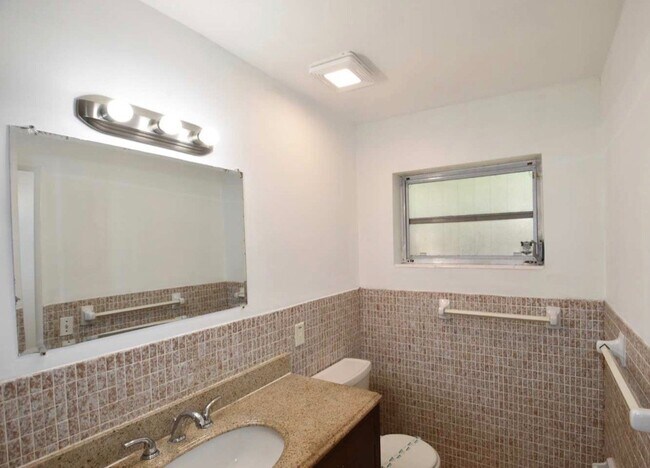 Building Photo - 2720 SW 15th Ct