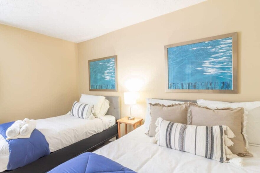 Building Photo - 3912 Crestview Dr