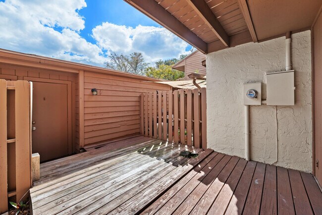 Building Photo - 6187 Laurel Ln