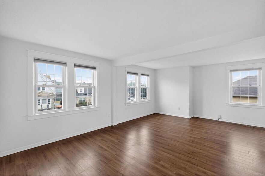 Building Photo - 8 E Marthart Ave