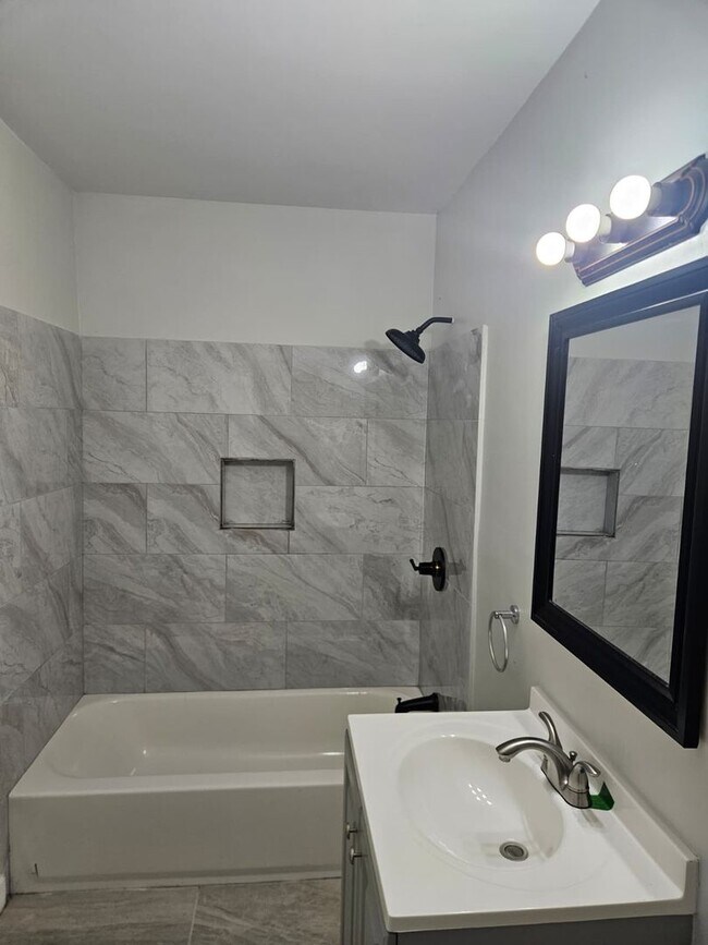 Building Photo - For Rent – 3 Bedroom / 1 Bathroom Home