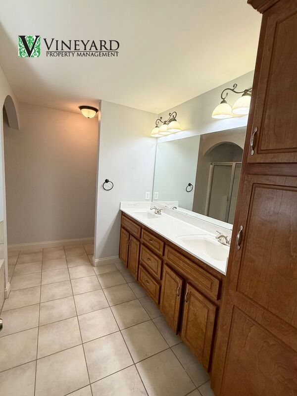 Building Photo - 102 Oak Ridge Trail