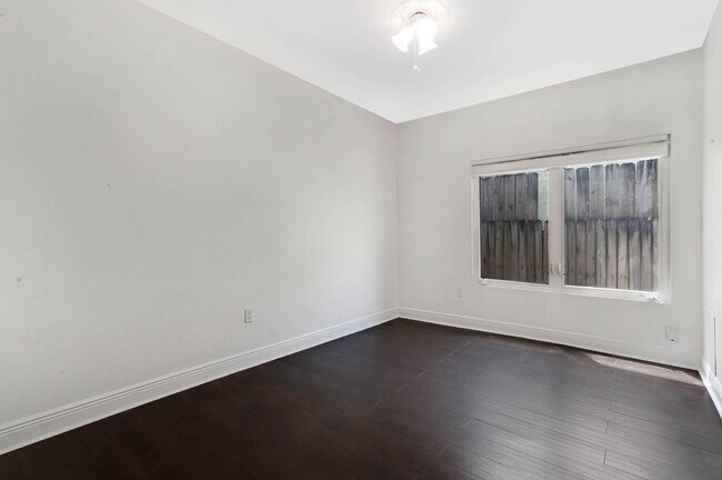 Building Photo - 518 Biscayne Dr