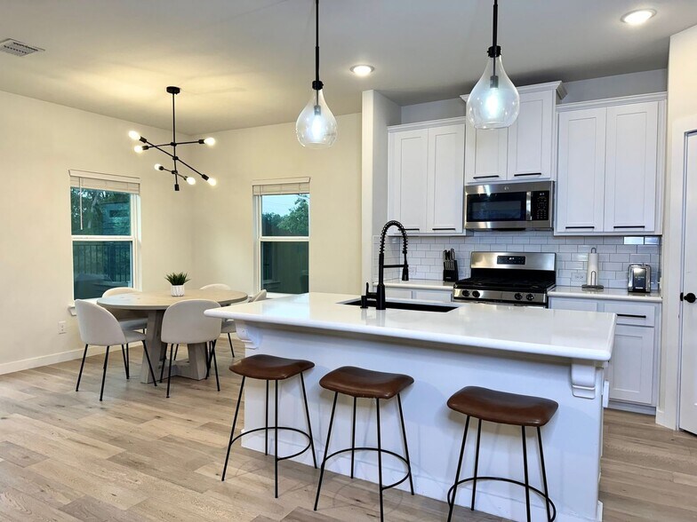 Building Photo - 2017 Chandler Dr