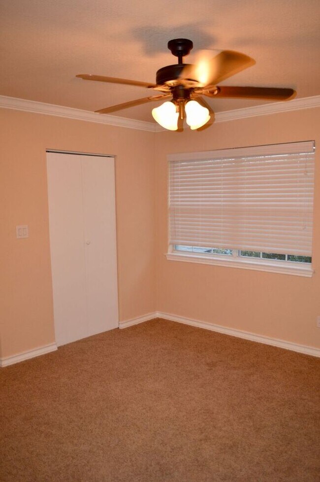 Building Photo - Beautiful 3 bed 2 bath home in a quiet nei...
