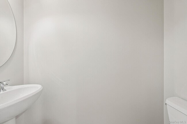 Building Photo - 10 Bridge Ln