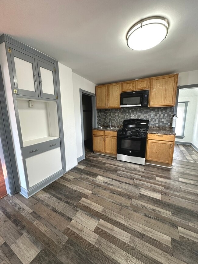 Building Photo - 408 S Gardiner Ave