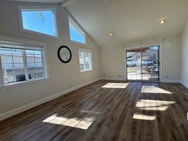 Building Photo - Single Family Home in Oak View!