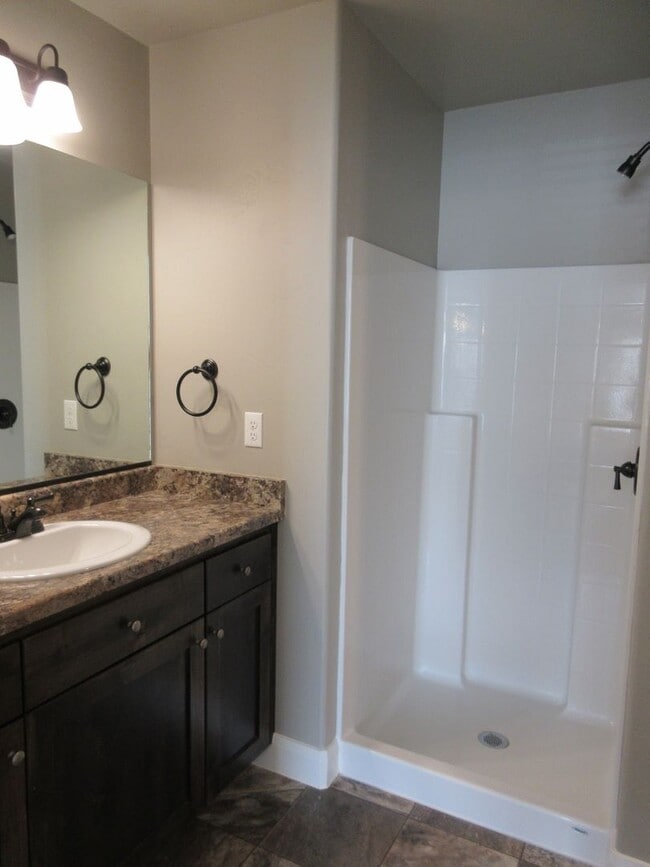 Building Photo - Newer Town home living in the heart of Cedar City!