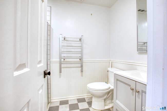 Building Photo - 51 Old Kings Hwy