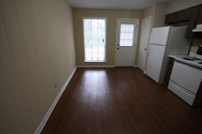 Building Photo - Charming 3BR/1BA Duplex in Convenient Location