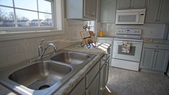 Building Photo - 3 Bed 2 Bath home with pool and lawncare included for $1850!!!