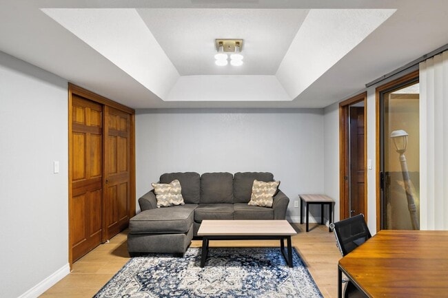 Building Photo - 8178 Via de Ln