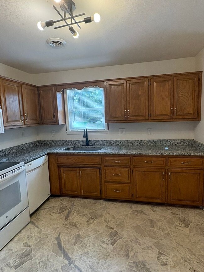 Building Photo - Delightful 2 Bedroom Bungalow Home-317 Woods