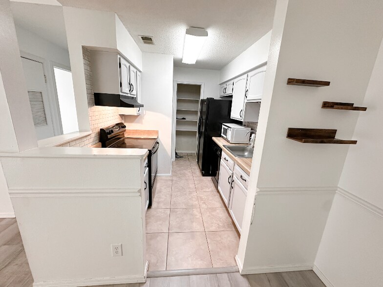 Building Photo - 6040 Grelot Rd