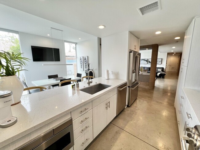 Building Photo - 73801 Shadow Mountain Dr