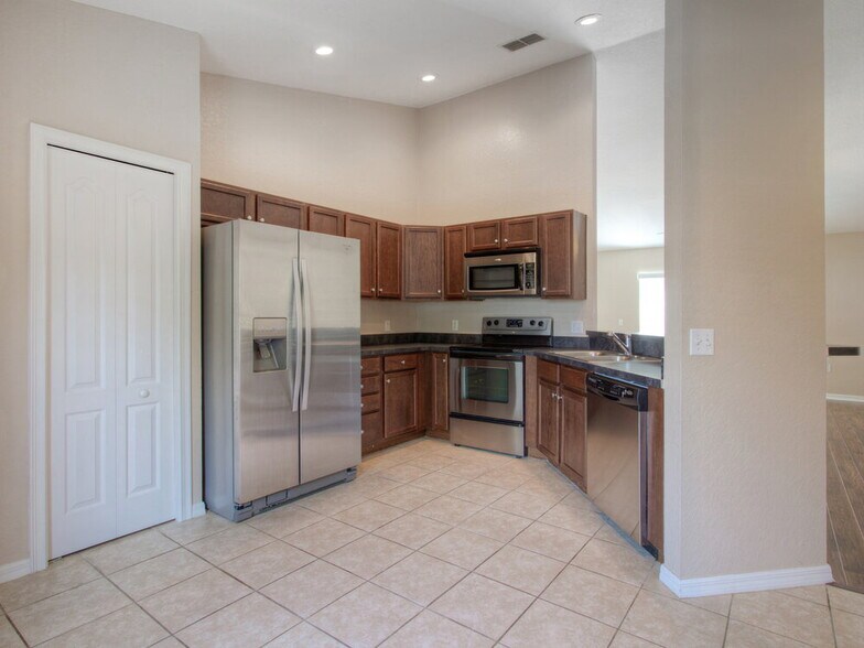 Building Photo - 8364 Greystone Dr